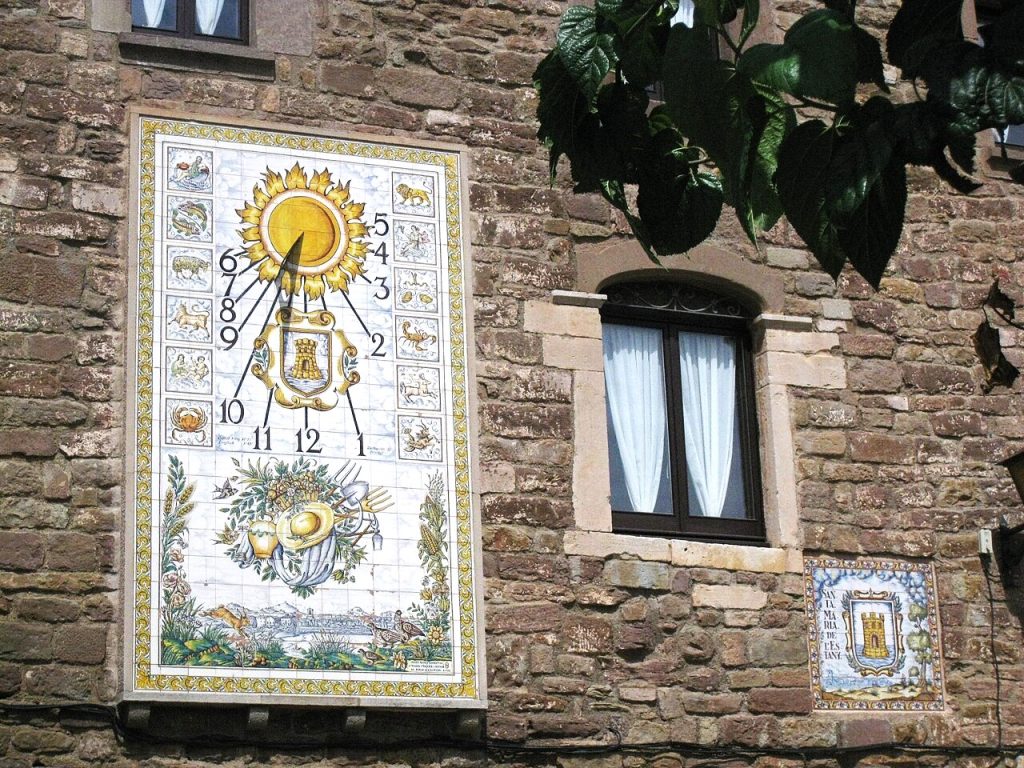 Situat a les antigues dependències del monestir